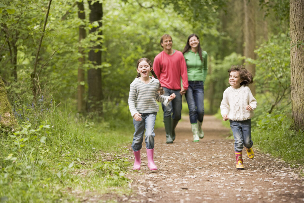 Familie med to børn og to voksne i skoven